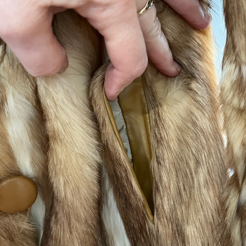 Luxurious Fur Coat with Double-Breasted Design - Picture 12 of 16